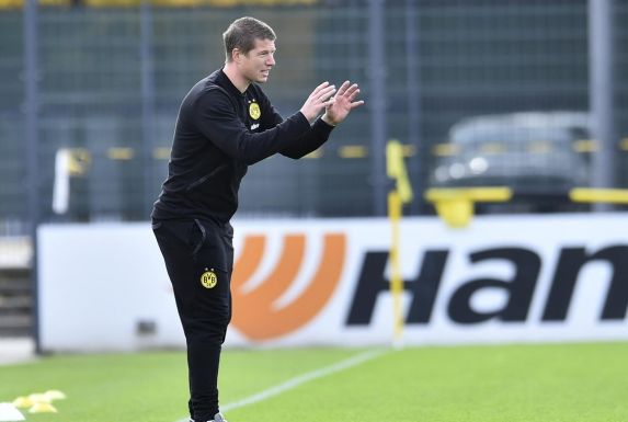 Borussia Dortmunds U19-Trainer Mike Tullberg verteilt Anweisungen.