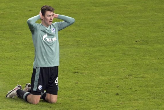 Ein Symbolbild: Schalke verlor erneut. Matthew Hoppe konnte es nicht fassen.