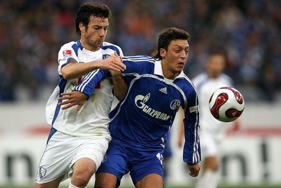 Mesut Özil (rechts) im Schalke-Trikot: Dieses Bild wird es nicht mehr geben.