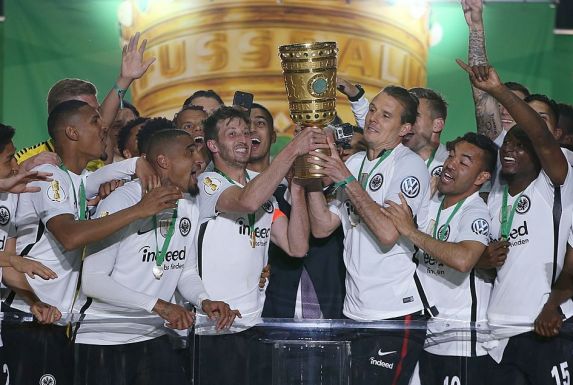 David Abraham und Alexander Meier stemmen den DFB-Pokal hoch. 2018 gewannen sie mit der Eintracht die Trophäe.