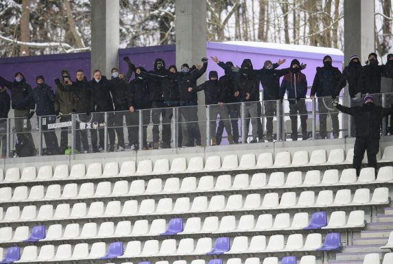 Von Corona-konformem Verhalten kann hier keine Rede sein: Rund 30 Fans des FC Erzgebirge Aue feuern ohne Maske und Abstand ihr Team an.