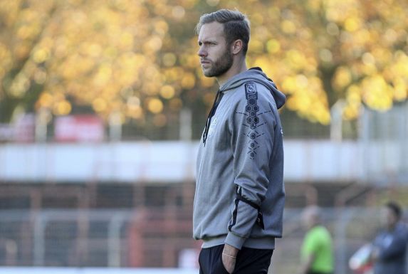 SC Wiedenbrücks Trainer Daniel Brinkmann beobachtet das Spiel seiner Mannschaft.