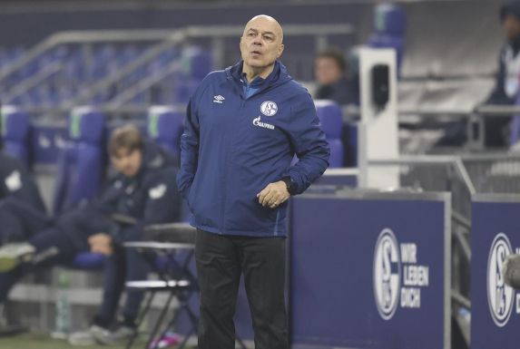Schalke-Trainer Christian Gross schaut argwöhnisch drein.