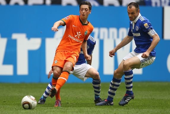Mesut Özil (links), hier im Trikot des SV Werder Bremen, spielt den Ball ab.