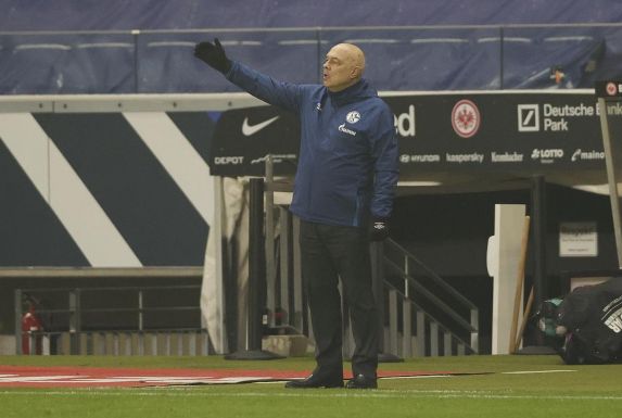 Schalke-Trainer Christian Gross gestikuliert am Seitenrand.