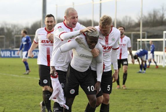 Tanju Öztürk und Tim Stappmann feiern Sieg-Torschütze Shaibou Oubeyapwa.