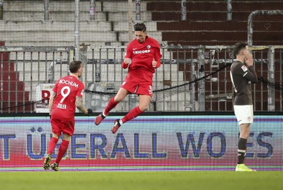 Robert Zulj (Mitte) bejubelt seinen 3:2-Siegtreffer gegen den FC St. Pauli.