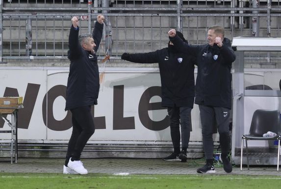 Sichtlich erleichtert: VfL Bochums Trainer Thomas Reis (links) bejubelt den Sieg gegen den FC St. Pauli.