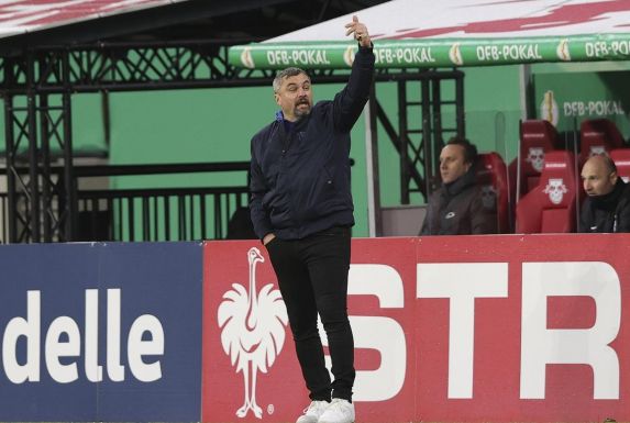 Engagiert, aber letztlich erfolglos: Thomas Reis coacht seine Mannschaft im Spiel gegen RB Leipzig.