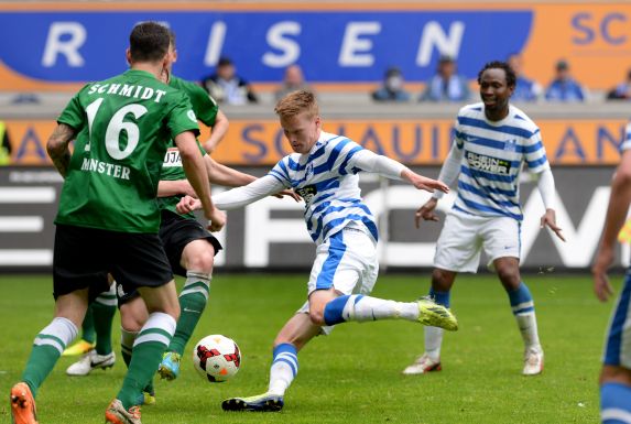 Will mit Preußen Münster zeitnah in die 3. Liga aufsteigen: Gerrit Wegkamp (Mitte), hier noch im Trikot des MSV Duisburg gegen seinen jetzigen Verein.