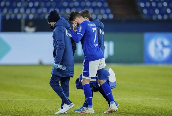 Mark Uth (hinten) wird dem FC Schalke 04 im Abstiegskampf auf unbestimmte Zeit nicht helfen können.