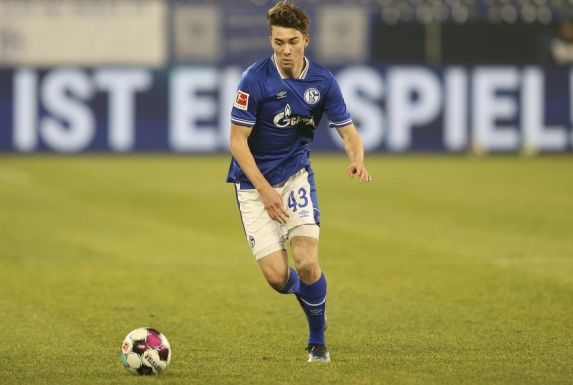 Schalke-Angreifer Matthew Hoppe beim Dribbling.