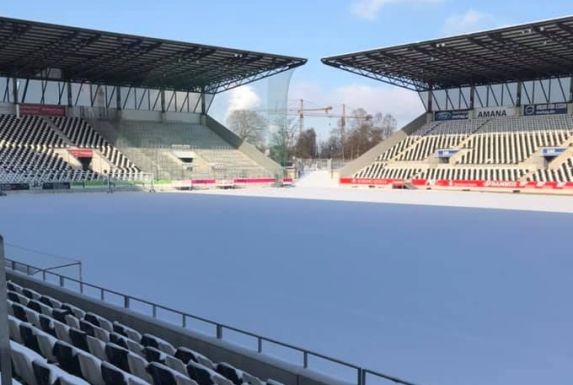 Auch im Stadion Essen muss die Schneedecke erst einmal entfernt werden.