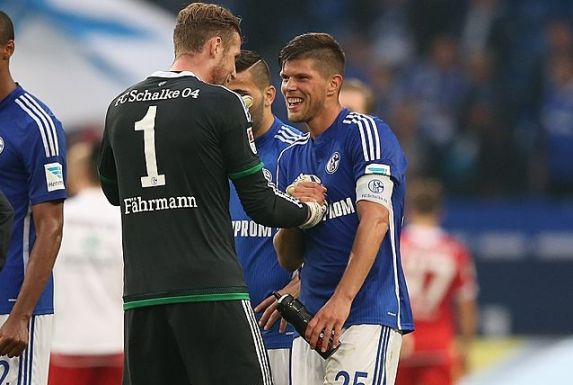 Standen schon früher (hier im Oktober 2015) gemeinsam für Schalke auf dem Platz: Ralf Fährmann und Klaas Jan Huntelaar.