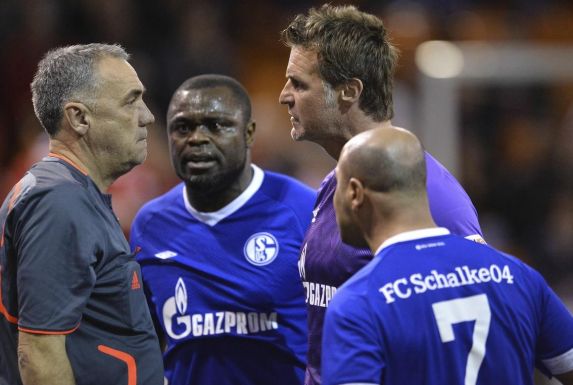 Schalke-Legende Gerald Asamoah (Zweiter von links) diskutiert.