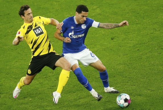 Schalkes Omar Mascarell (rechts) kämpft mit Thomas Delaney um den Ball.