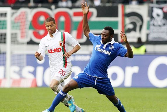 Marcel Ndjeng, hier für den FC Augsburg, gegen den ehemaligen Schalke-Profi Chinedu Obasi.