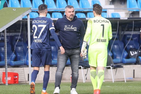 Thomas Reis (Mitte), Trainer des VfL Bochum, im Gespräch mit Milos Pantovic und Keeper Manuel Riemann.