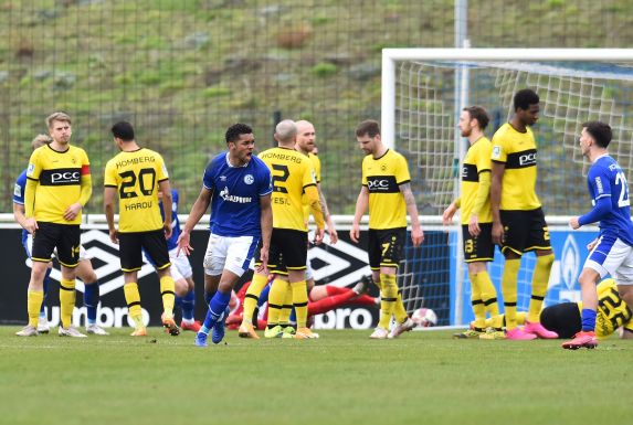 Da war es passiert: Kevin Brooklyn Ezeh (links in blau) jubelt nach seinem Treffer zum 1:0 gegen den VfB Homberg.