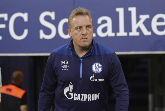 Mike Büskens könnte auf Schalke auf den Trainerstuhl rücken.