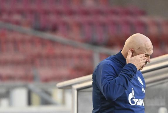 Der ehemalige Schalke-Trainer Christian Gross fasst sich ratlos an den Kopf.