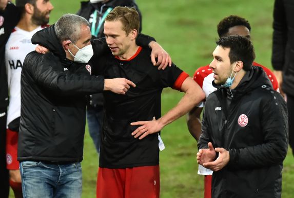 Marcus Uhlig (links), will Dennis Grote und Co. auch wieder am Mittwoch umarmen: dann nach dem Einzug in das DFB-Pokal-Halbfinale.