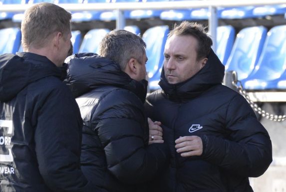 VfL Bochums Sportvorstand Sebastian Schindzielorz (rechts) klatscht mit Trainer Thomas Reis ab.
