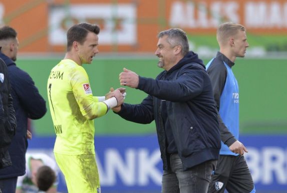 VfL Bochums Trainer Thomas Reis (rechts) klatscht mit seinem Torhüter Manuel Riemann (im gelben Trikot ab). Der hatte zuvor den Sieg in Fürth festgehalten.