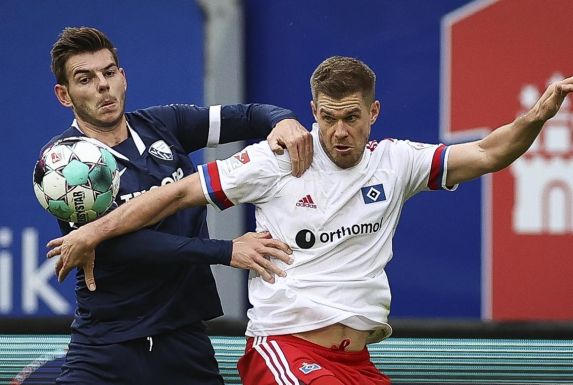 VfL Bochums Maxim Leitsch (links) kämpft mit HSV-Stürmer Simon Terodde um den Ball.