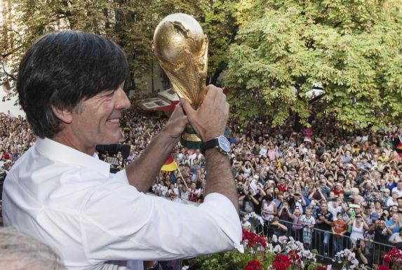 Noch-Bundestrainer Joachim Löw mit dem WM-Pokal in der Hand.