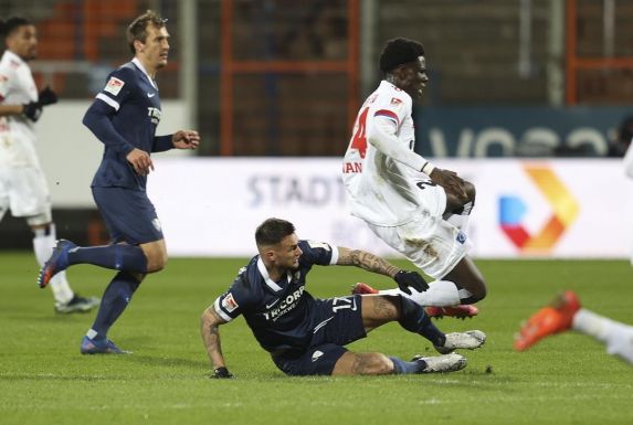 Der Knackpunkt des Spiels: Bochums Danny Blum (am Boden) holt seinen Gegenspieler Amadou Onana von den Beinen.