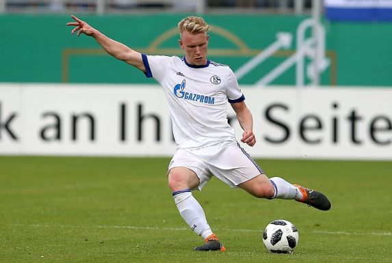 Lennart Czyborra, hier für die U19 des FC Schalke 04 am Ball.