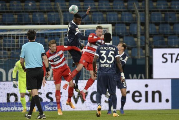 Eine Szene aus dem Hinspiel gegen den 1. FC Heidenheim: VfL Bochums Armel Bella Kotchap steigt am höchsten und klärt einen Ball.