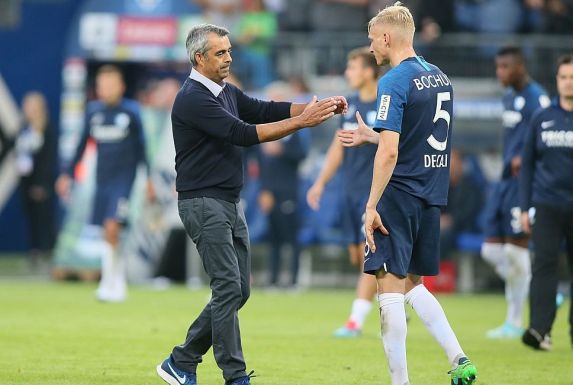 Hat ab dem 1. Juli einen neuen Job: Robin Dutt (links), hier in Diensten des VfL Bochum, klatscht mit Saulo Decarli ab.