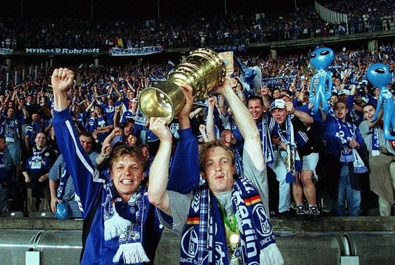 Youri Mulder (links), hier mit Mike Büskens, wurde mit dem FC Schalke 04 auch DFB-Pokalsieger.