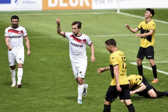 Maximilian Pronichev zeigt es an: Rot-Weiss Essen steht wieder ganz oben in der Regionalliga-West-Tabelle.