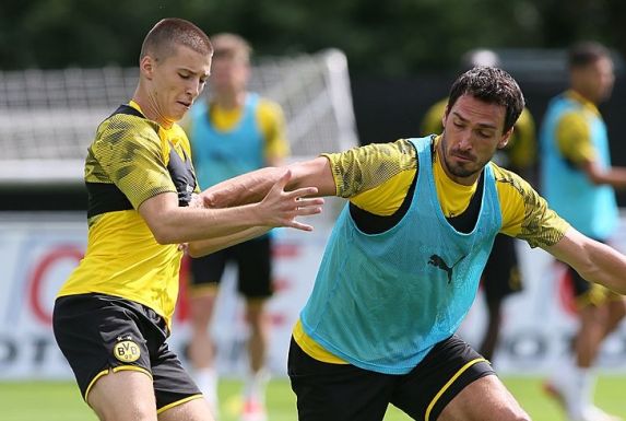 Tobias Raschl (links), hier gegen Nationalspieler Mats Hummels, trainiert regelmäßig mit den BVB-Profis mit.