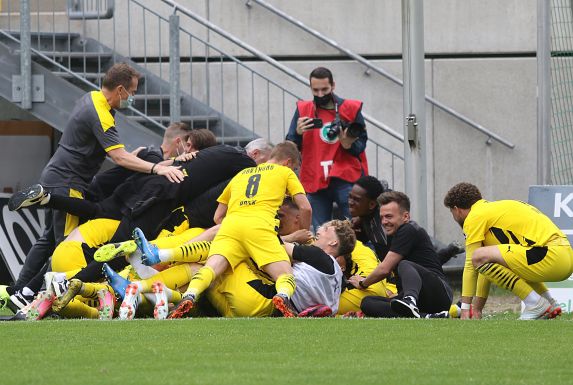 Borussia Dortmund II ist durch einen 2:1-Erfolg in Wuppertal in die 3. Liga aufgestiegen.