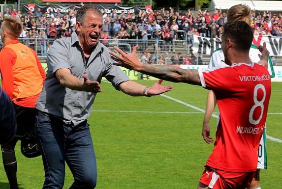 Franz Wunderlich (links) und sein Sohn Mike feierten vor zwei Jahren gemeinsam mit der Viktoria den Aufstieg in die 3. Liga.