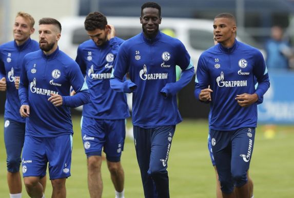 Salif Sane (Zweiter von rechts) muss das Trainingslager des FC Schalke 04 abbrechen.