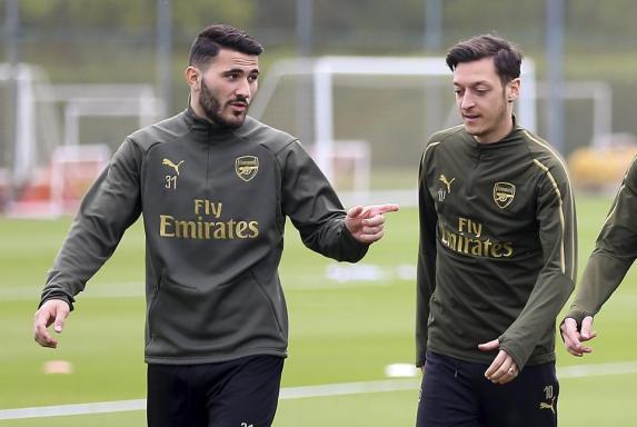 Sead Kolasinac (links) und Mesut Özil beim FC Arsenal. Foto: dpa