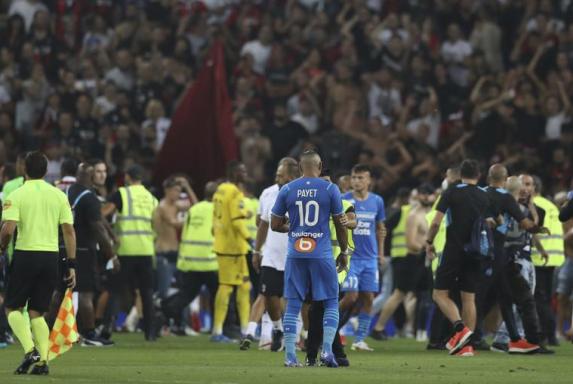 Fans stürmen das Feld: Derby Nizza - Marseille abgebrochen