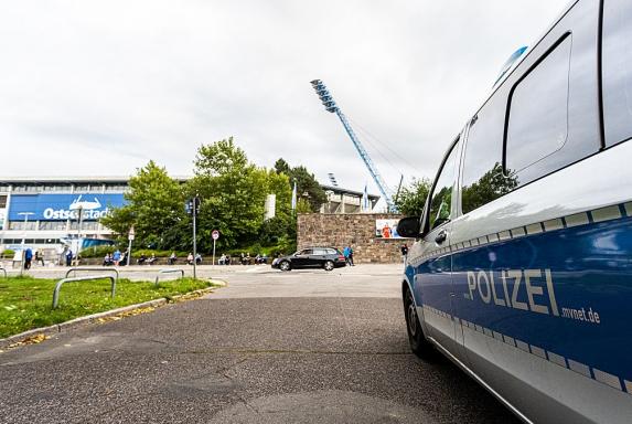 Fan-Randale bei Hansa gegen Schalke: Vier Polizisten verletzt