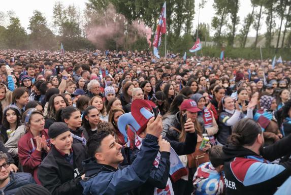 Türkei: Irre! Trabzonspor-Fanclub feiert mit 5.000 Fans in Duisburg