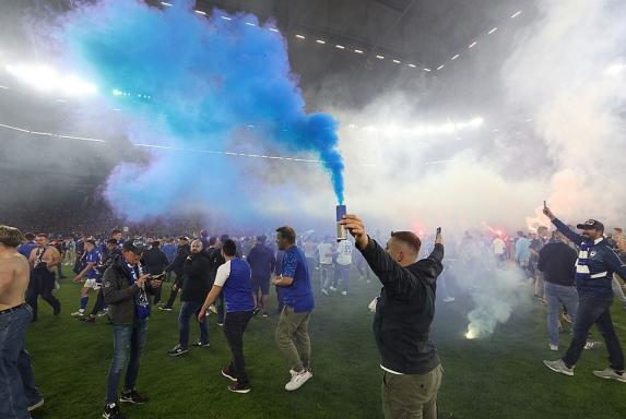 Schalke-Aufstieg: Verletzte nach Platzsturm in der Arena
