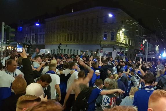 Schalke-Fans feiern in Gelsenkirchen bis tief in die Nacht - Polizei zieht Bilanz