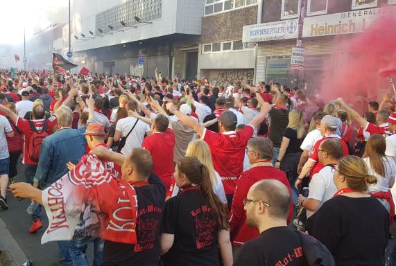 RWE: Tausende feiern Rot-Weiss! Irrer Fanmarsch in der Essener Innenstadt
