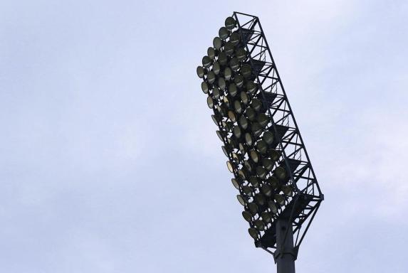 Schalke: Parkstadion-Flutlichtmast vor dem Aus? So reagieren die Ultras
