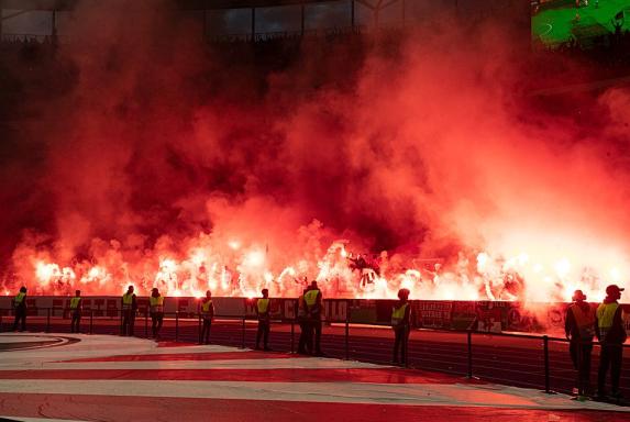Beschluss: Englischer Fußball bestraft Platzsturm und Pyrotechnik härter