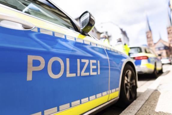 Spielabbruch in Köln: Polizeiauto verunglückt auf dem Weg ins Stadion schwer